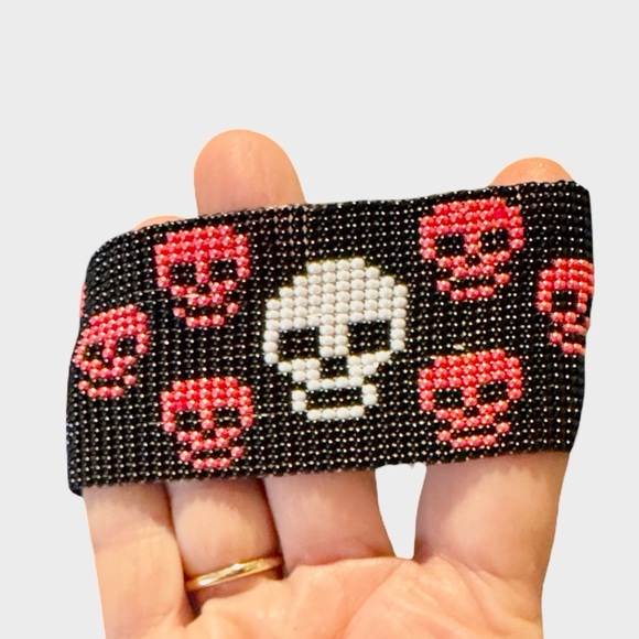 Handcrafted pink and white skulls on black seed bead bracelet adjustable - Picture 4 of 8